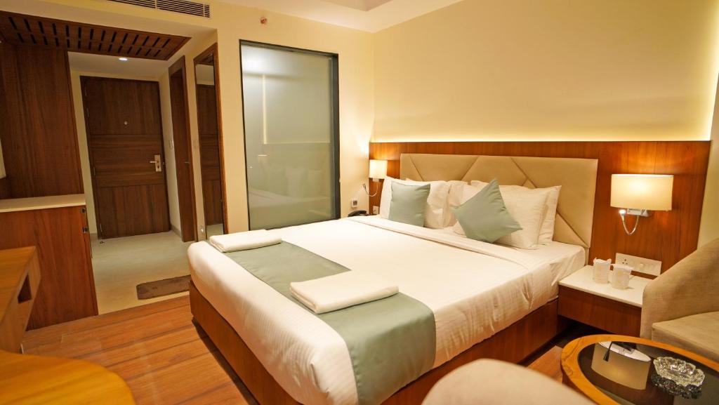 Postel nebo postele na pokoji v ubytování Antique Regency !! luxurious hotel in digha !!