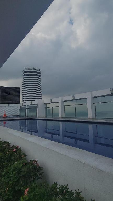 una vista de un edificio con un edificio en el fondo en Suite en Puerto Santana, en Guayaquil