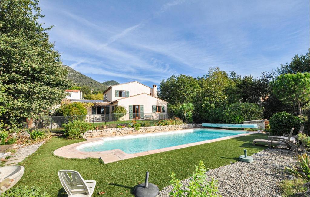 um quintal com uma piscina e uma casa em Awesome Home In Saint-jeannet With Kitchen em Saint-Jeannet