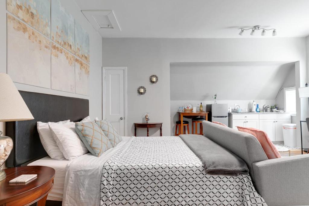 um quarto branco com uma cama e um sofá em G6 central location museums FREE PARKING em Richmond