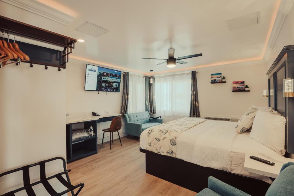 um quarto com uma cama, uma secretária e uma cadeira em Blufftop Inn & Suites - Wharf/Restaurant District em Morro Bay