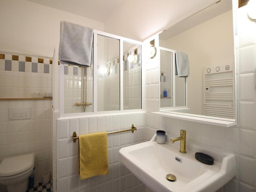 biała łazienka z umywalką i toaletą w obiekcie Beau T2 en centre-ville du Mont-Dore, au pied des Thermes, pour 4 pers, bien équipé, ascenseur, Wi-Fi - FR-1-608-241 w mieście Mont-Dore