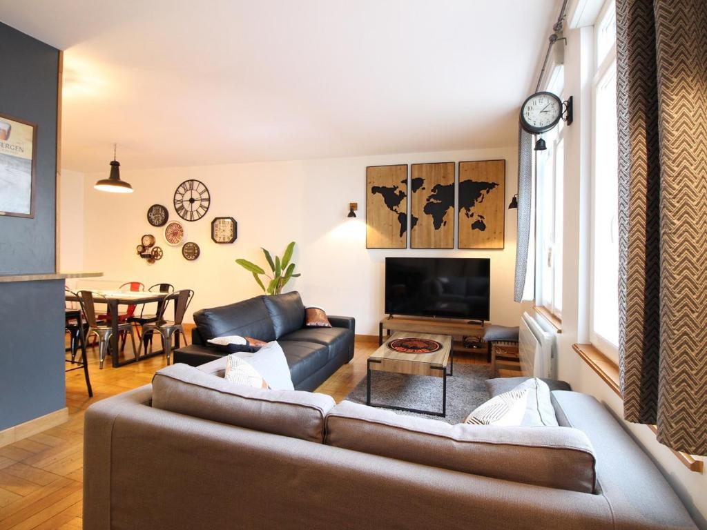 uma sala de estar com um sofá e uma mesa em Appartement La Bourboule, 3 pièces, 6 personnes - FR-1-608-239 em La Bourboule