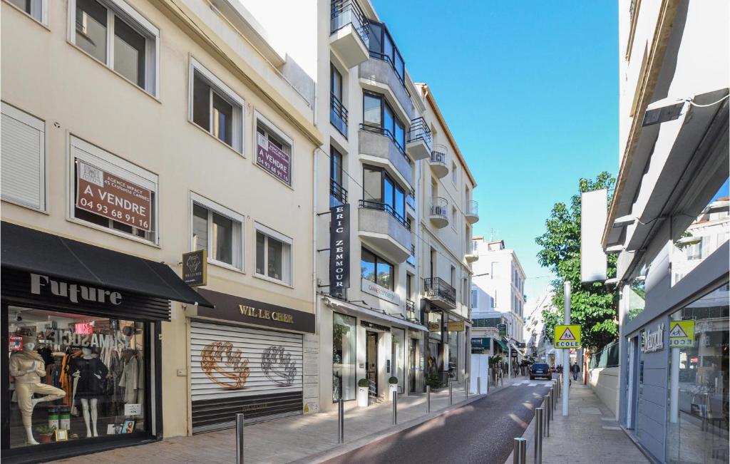 カンヌにあるBeautiful Apartment In Cannes With 1 Bedrooms And Wifiの多くのショップや建物が並ぶ街道