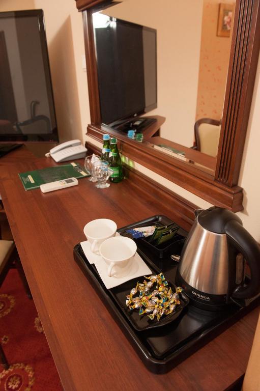 Televízia a/alebo spoločenská miestnosť v ubytovaní Hotel Arkadia Royal