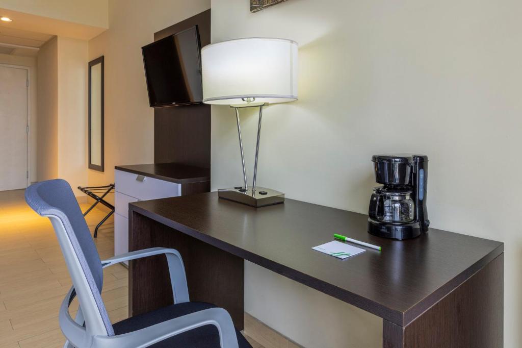 TV a/nebo společenská místnost v ubytování Holiday Inn Panama Distrito Financiero by IHG