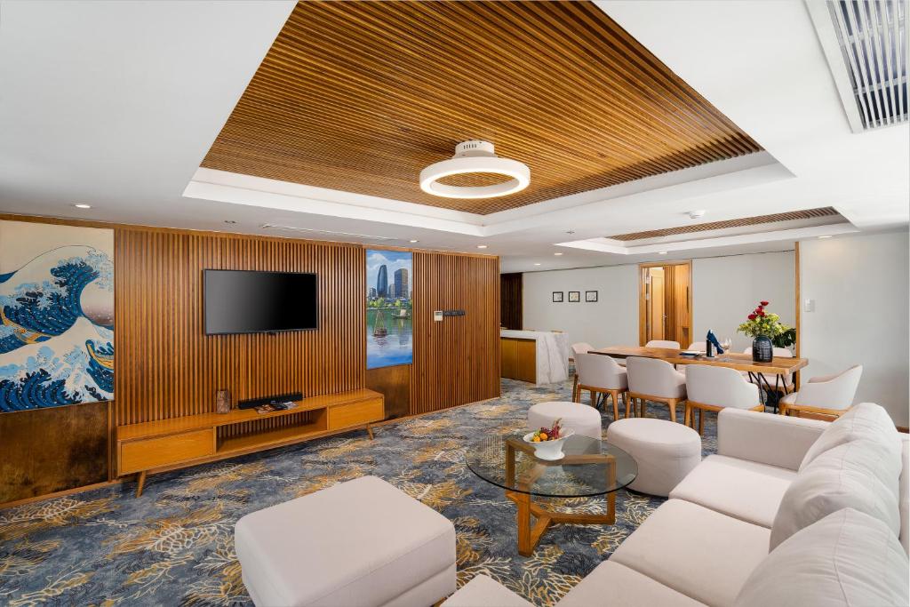 TV a/nebo společenská místnost v ubytování Sala Danang Beach Hotel
