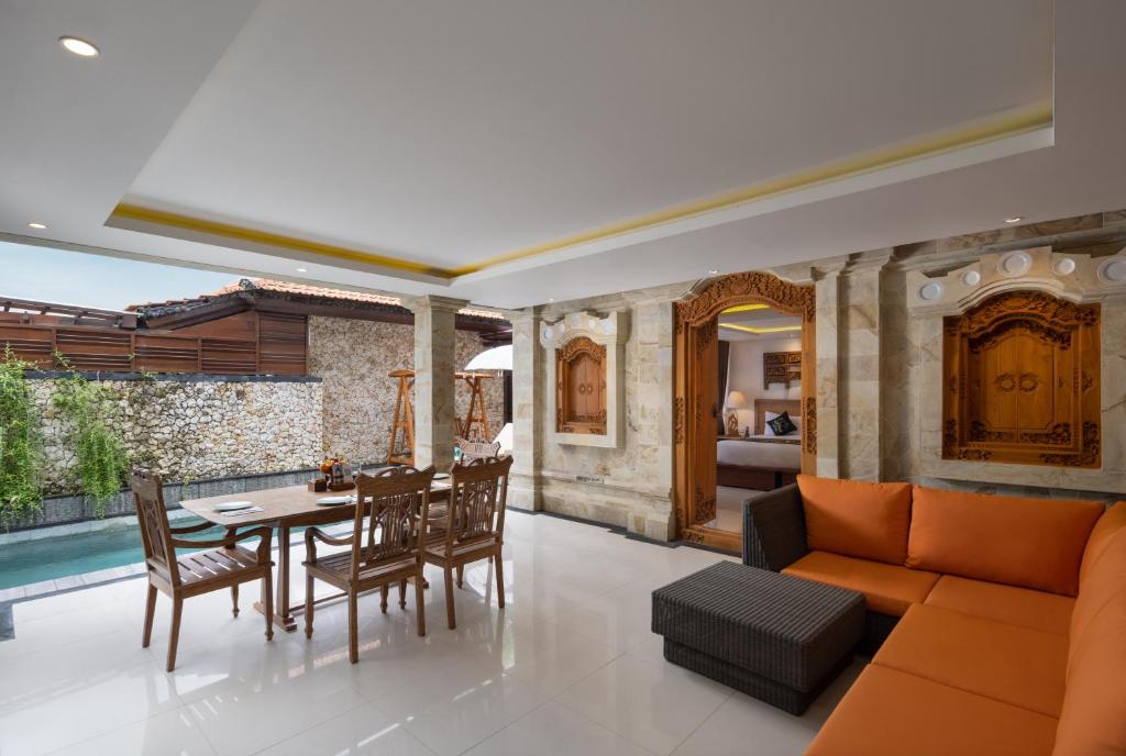 A piscina localizada em Giri Bhagawan Villas & Spa ou nos arredores