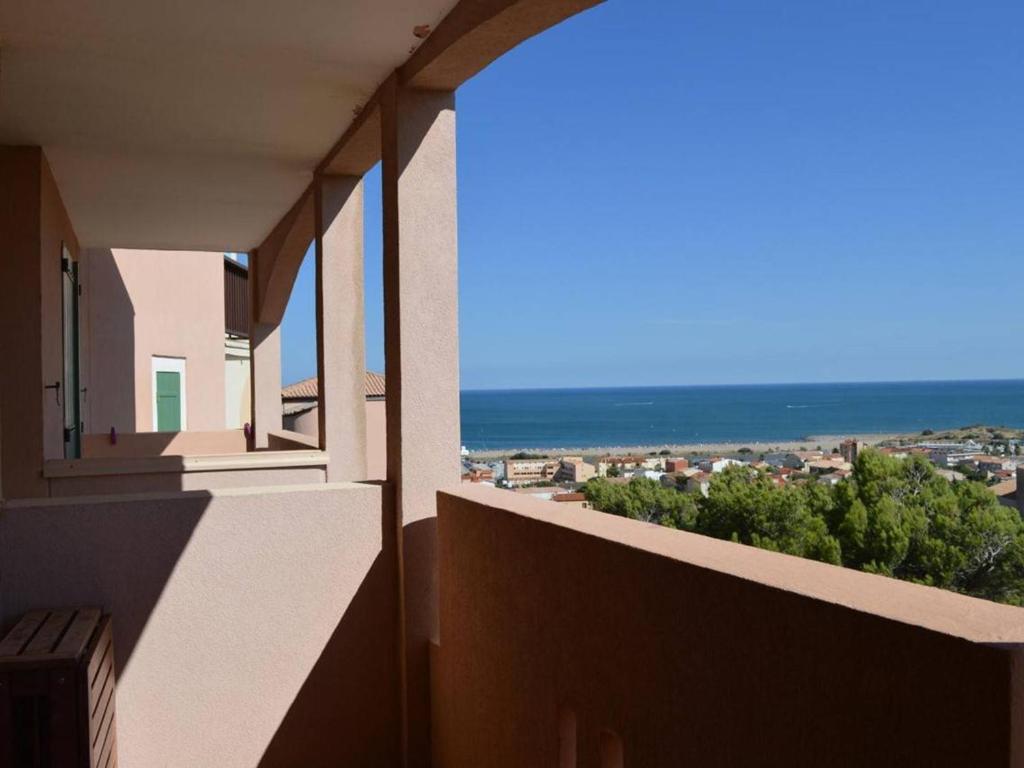 d'un balcon offrant une vue sur l'océan. dans l'établissement Appt cosy 4 pers avec piscine, tennis, parking - plage à 850m - FR-1-229D-16, à Saint Pierre La Mer