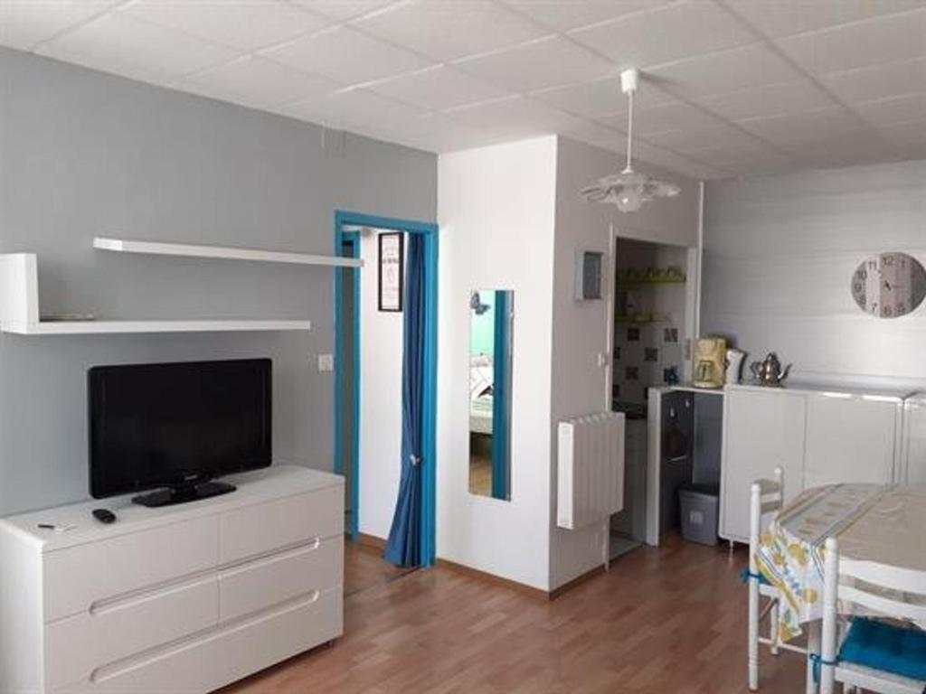 TV a/nebo společenská místnost v ubytování Appartement Saint-Hilaire-de-Riez, 2 pièces, 4 personnes - FR-1-324A-22