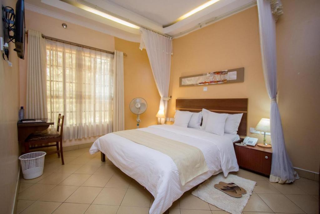Postel nebo postele na pokoji v ubytování Capital Heights Hotel