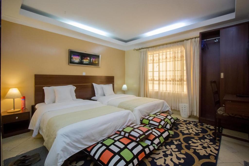Postel nebo postele na pokoji v ubytování Capital Heights Hotel