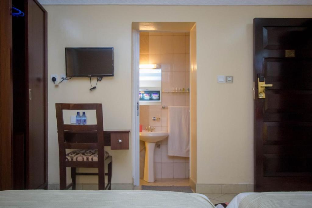 TV a/nebo společenská místnost v ubytování Capital Heights Hotel