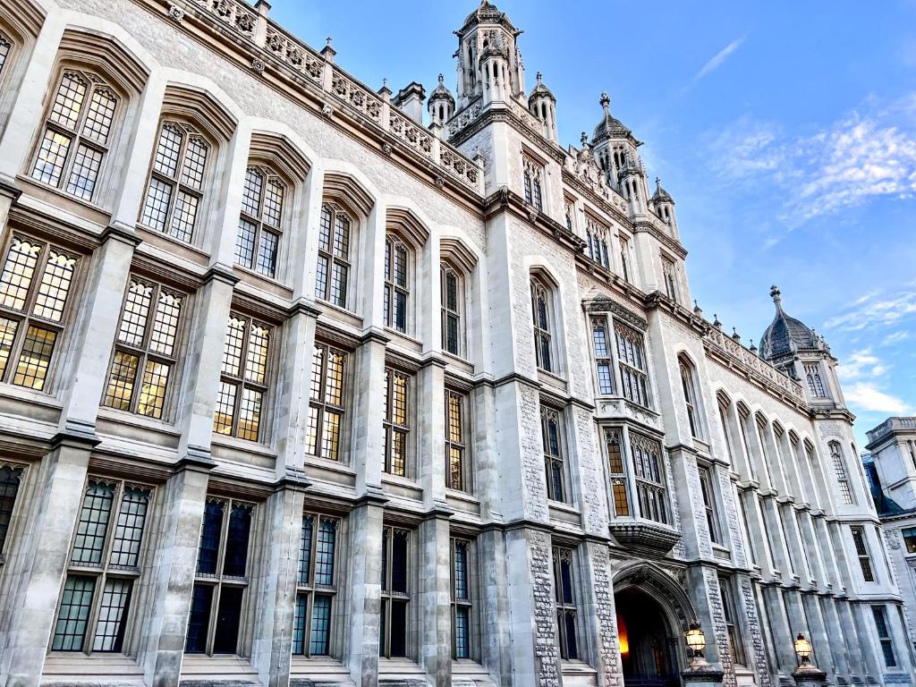 ein großes Gebäude mit vielen Fenstern in der Unterkunft Deluxe Entire Apartment Between Covent Garden and St Pauls Cathedral in London