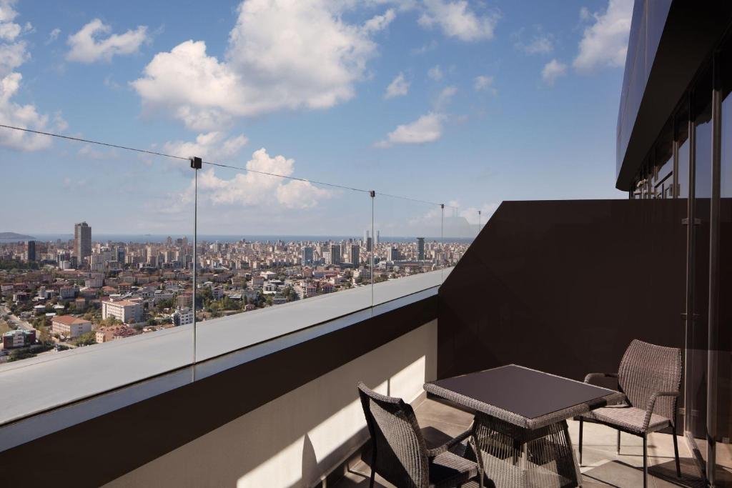 Sheraton Grand Istanbul Atasehir - Club King Room With Terrace And Lounge Access