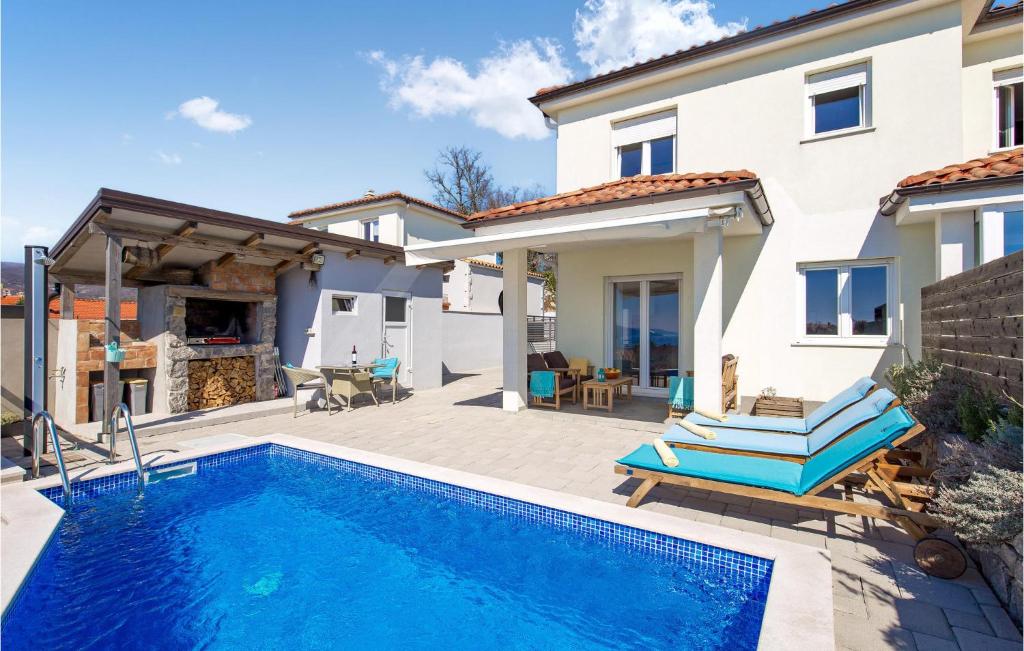 eine Villa mit einem Pool und einem Haus in der Unterkunft Awesome Home In Kastav With Outdoor Swimming Pool in Kastav