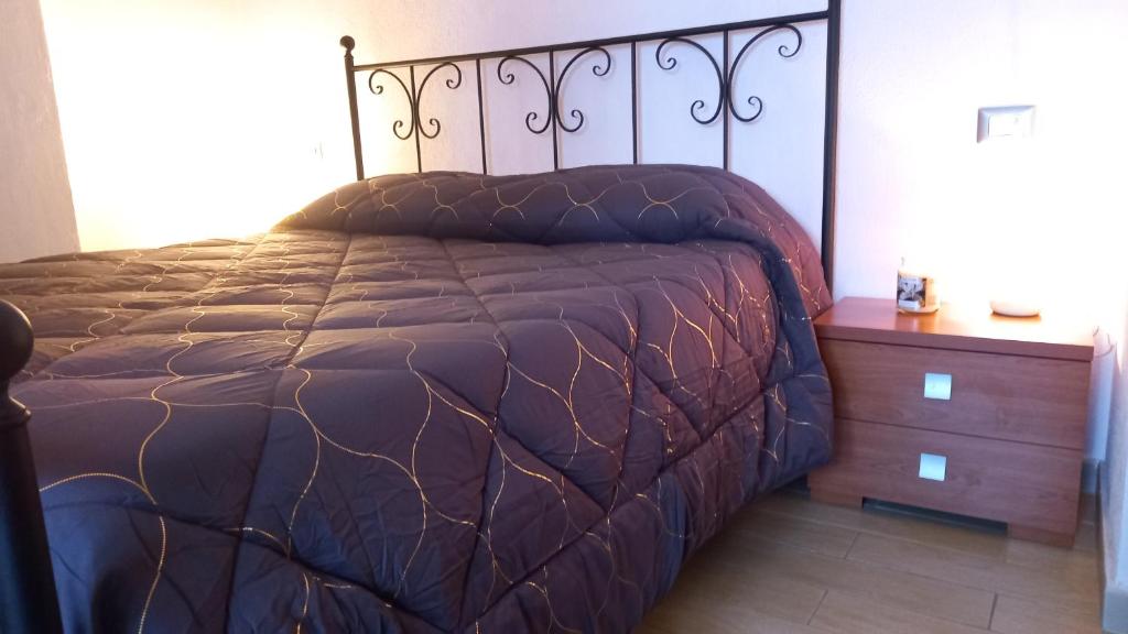 een slaapkamer met een bed en een houten dressoir bij asfodelo in Villaputzu