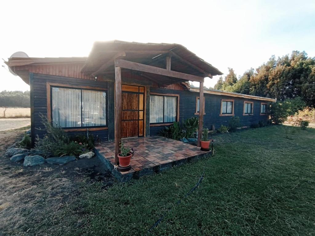 una pequeña casa con terraza en el patio en Parcela Sant Llorenç en Cabrero