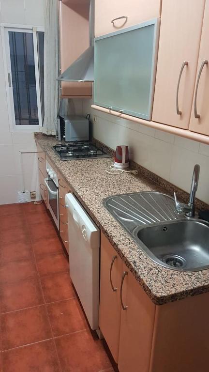 mała kuchnia ze zlewem i kuchenką w obiekcie Kaz Bedrooms w Maladze
