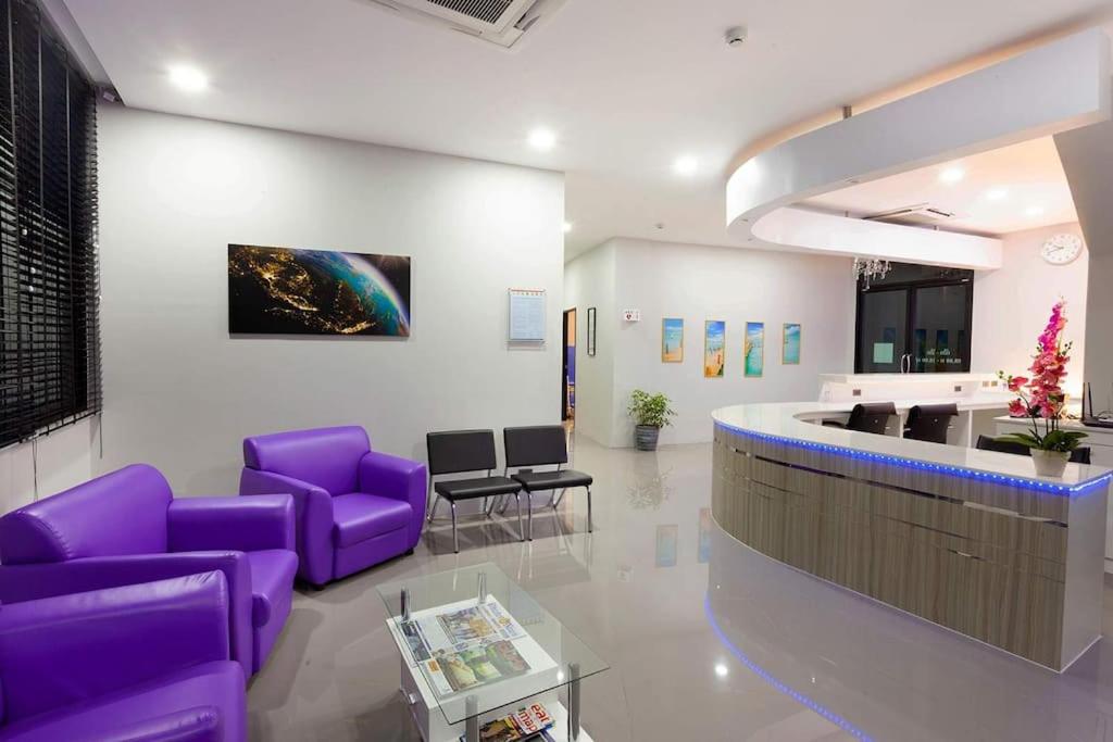 TV a/nebo společenská místnost v ubytování Kamala Beach P15 Pool view Suite