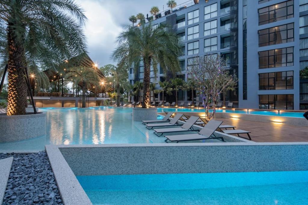 Bazén v ubytování Kamala Beach P15 Pool view Suite nebo v jeho okolí