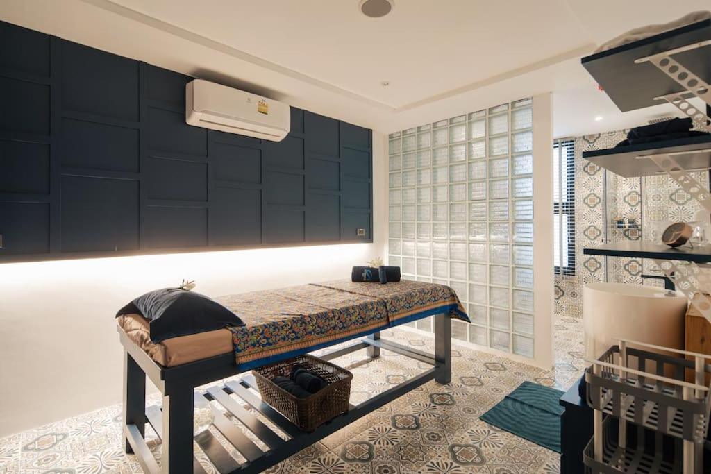 Posezení v ubytování Kamala Beach P15 Pool view Suite