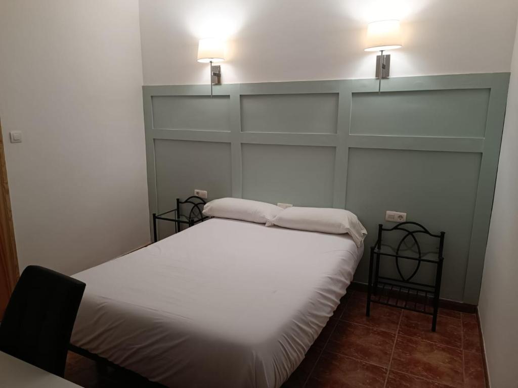 Postel nebo postele na pokoji v ubytování ROOMS Los MONTES