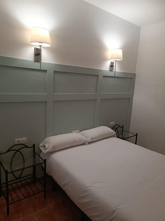 Postel nebo postele na pokoji v ubytování ROOMS Los MONTES