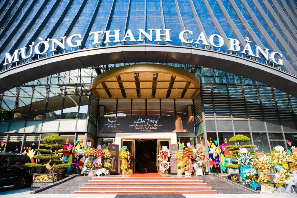 una vista frontal de un edificio con un muppet barra de agradecimiento en Muong Thanh Luxury Cao Bang en Cao Bằng