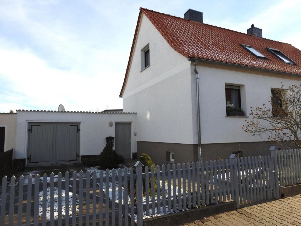 una casa blanca con una valla delante en Property in Ballenstedt, en Ballenstedt