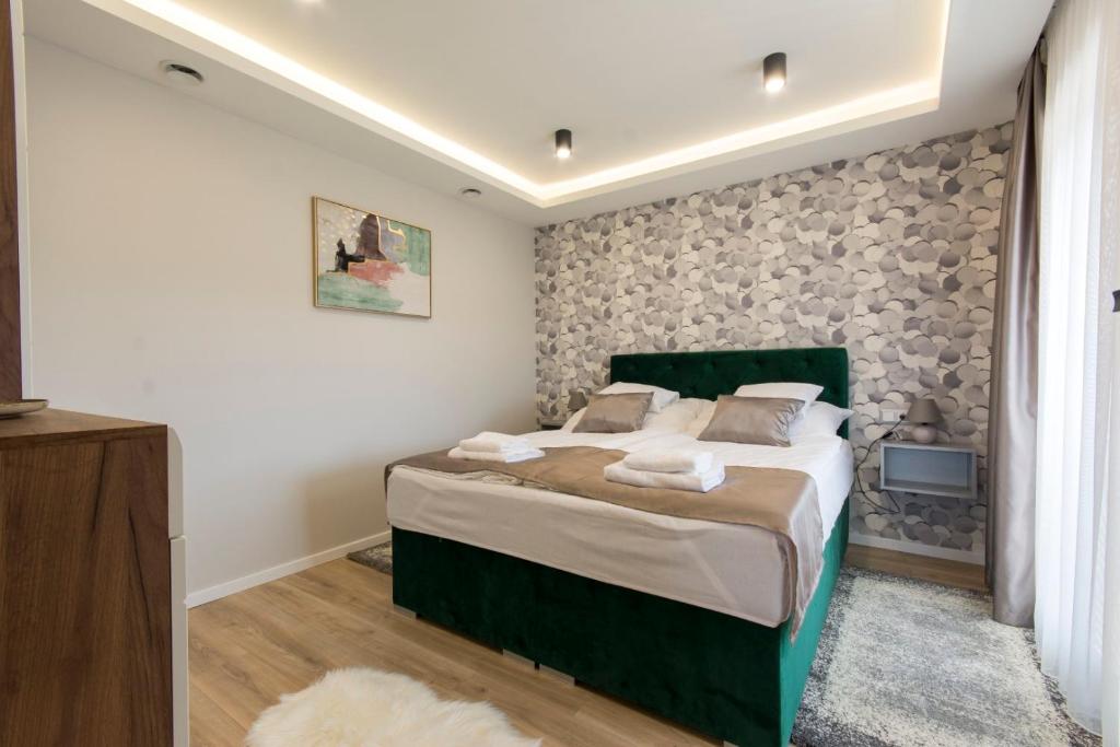 Łóżko lub łóżka w pokoju w obiekcie PontJó Apartman Miskolc