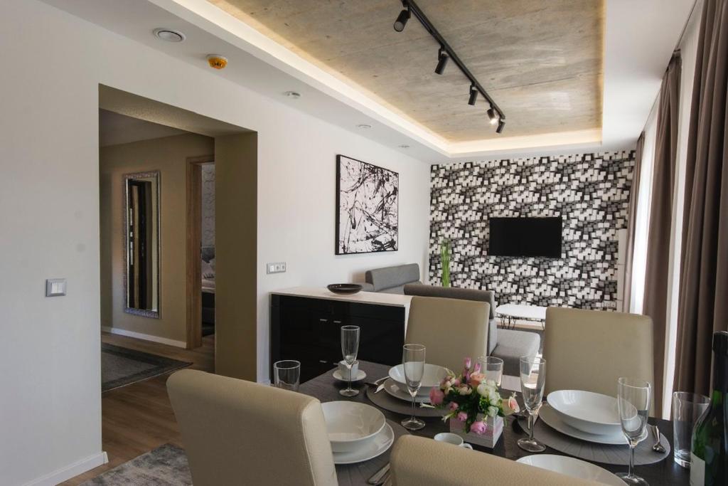 Telewizja i/lub zestaw kina domowego w obiekcie PontJó Apartman Miskolc