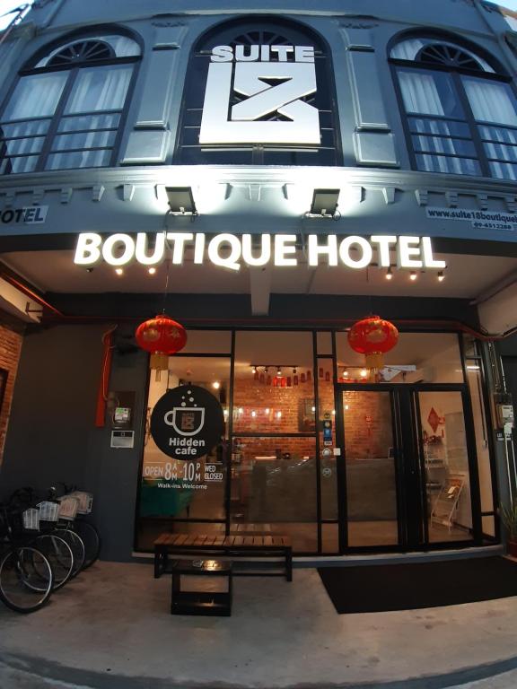 Suite 18 Boutique Hotel في كوالا ترغكانو: مطعم فيه لافته مكتوب عليها فندق بوتيك
