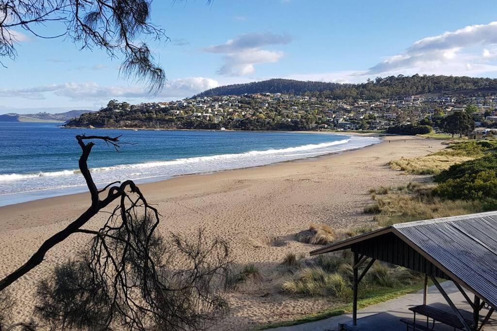 una playa con vistas al océano en Spacious Unit by the Beach in Sunny Blackmans Bay, en Kingston Beach