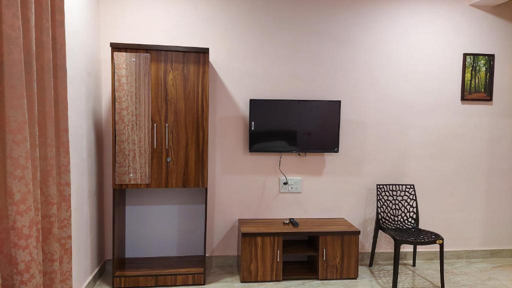 TV a/nebo společenská místnost v ubytování Soham Beach Resort, Diveagar
