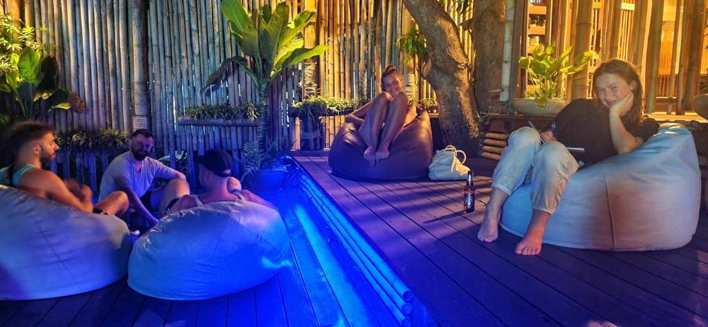 ランタ島にあるAha Lanta Cozy Hostelの群衆