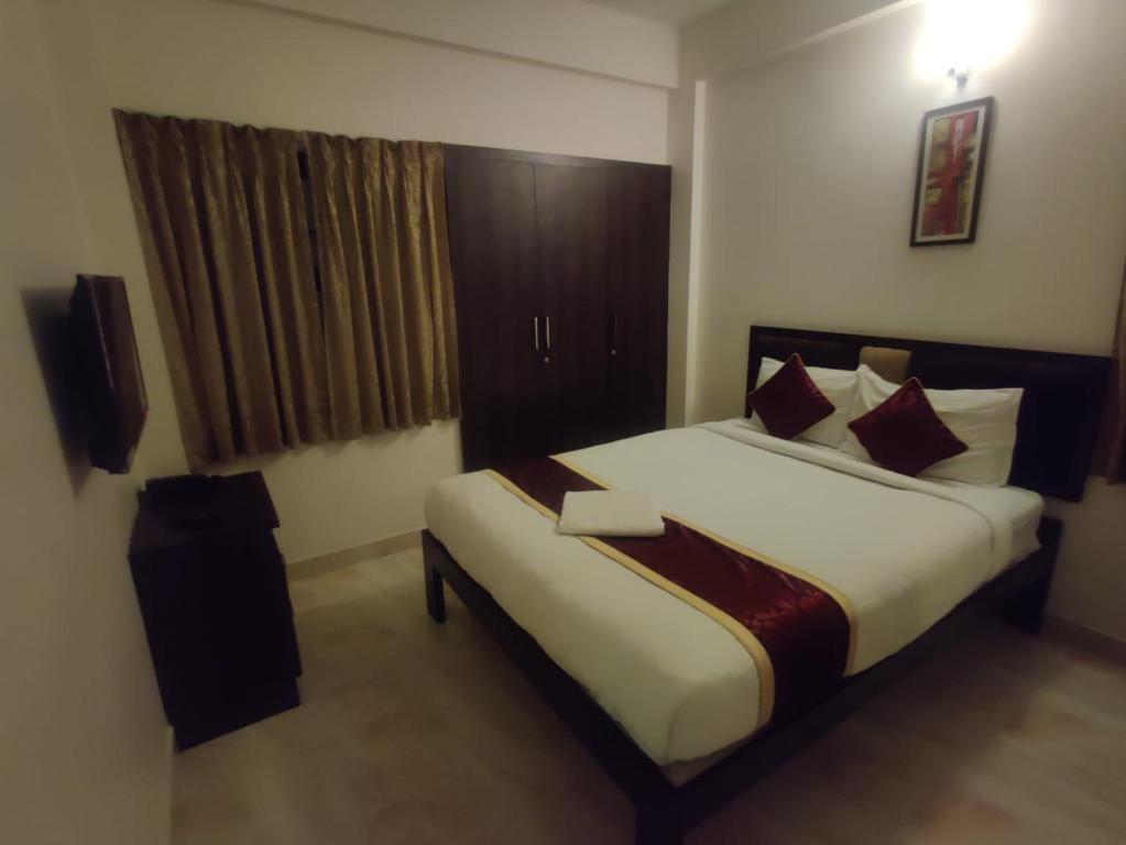 um quarto com uma cama num quarto de hotel em TULIP RESIDENCY em Chennai