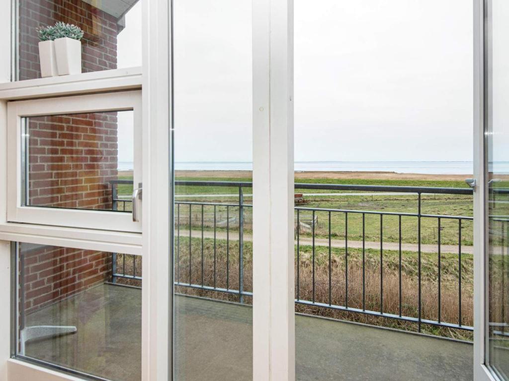 una ventana abierta con vistas al océano en Holiday home Højer XII, en Højer