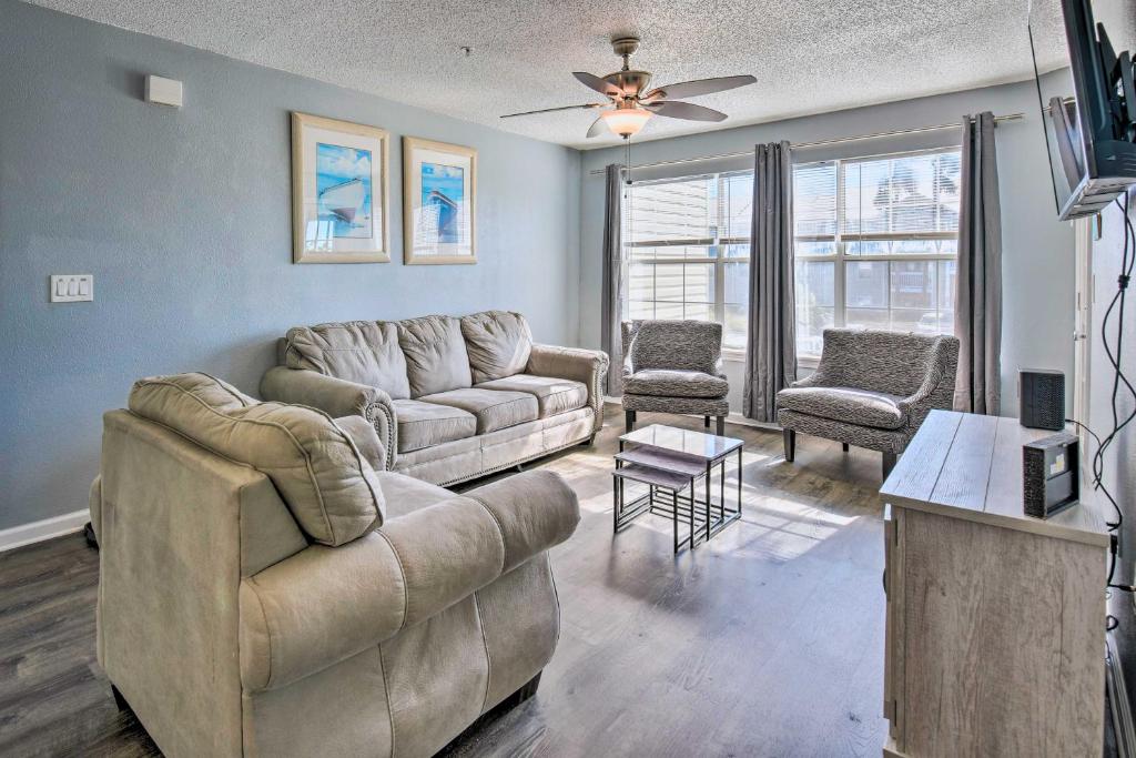 Posezení v ubytování Destin Apt with Pool Access in Indian Lake!