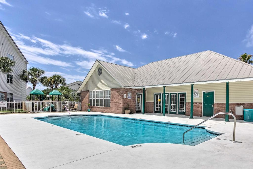 Bazén v ubytování Destin Apt with Pool Access in Indian Lake! nebo v jeho okolí