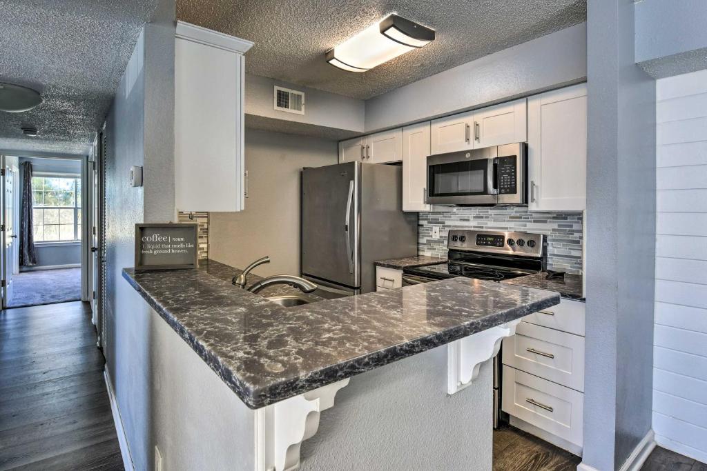 Kuchyň nebo kuchyňský kout v ubytování Destin Apt with Pool Access in Indian Lake!