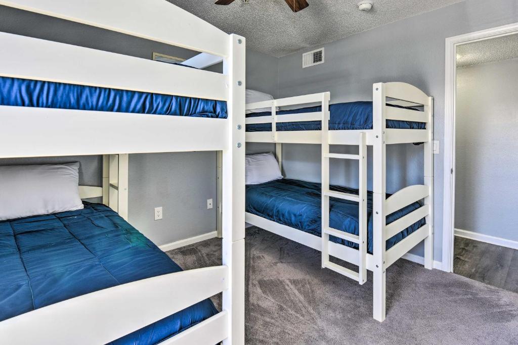 Postel nebo postele na pokoji v ubytování Destin Apt with Pool Access in Indian Lake!