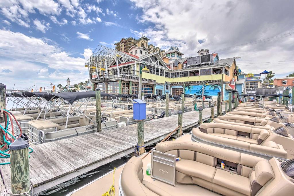 Fotografie z fotogalerie ubytování Destin Apt with Pool Access in Indian Lake! v destinaci Destin
