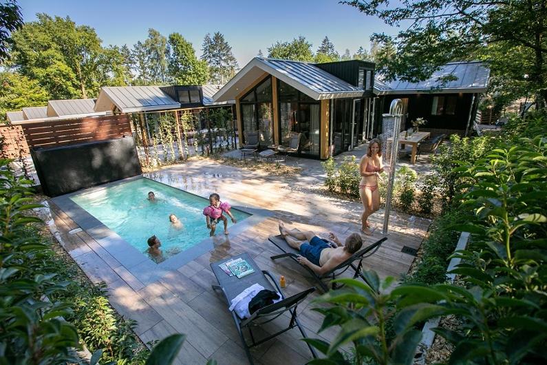 een groep mensen in een zwembad bij Pool Lodge - Vakantiepark de Thijmse Berg in Rhenen