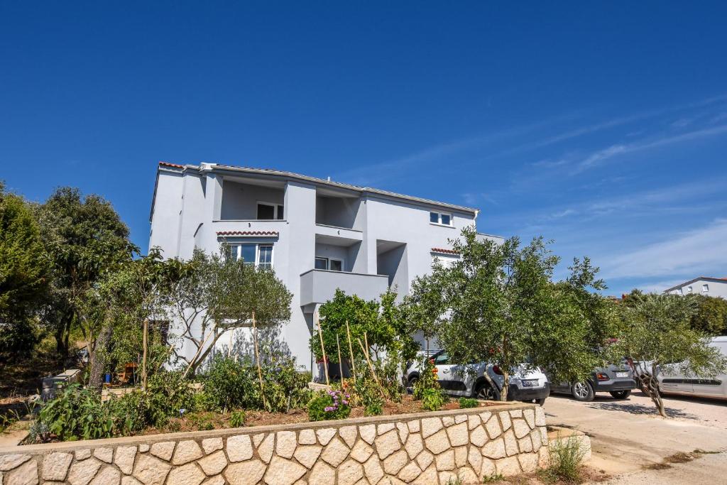een wit gebouw met bomen ervoor bij Lavanda in Mandre