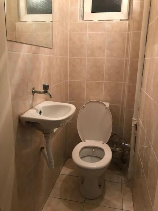 A bathroom at Cityline1