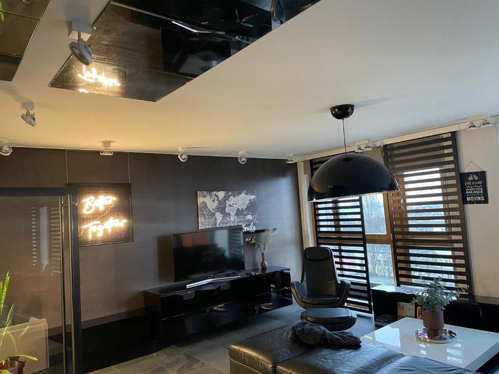Televízia a/alebo spoločenská miestnosť v ubytovaní MagSpace River View Jacuzzi Apartment