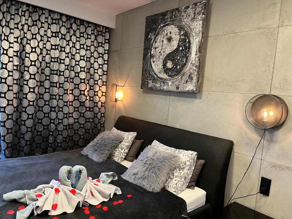 Posteľ alebo postele v izbe v ubytovaní MagSpace River View Jacuzzi Apartment