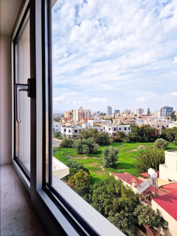 Nespecifikovaný výhled na destinaci Larnaka nebo výhled na město při pohledu z aparthotelu