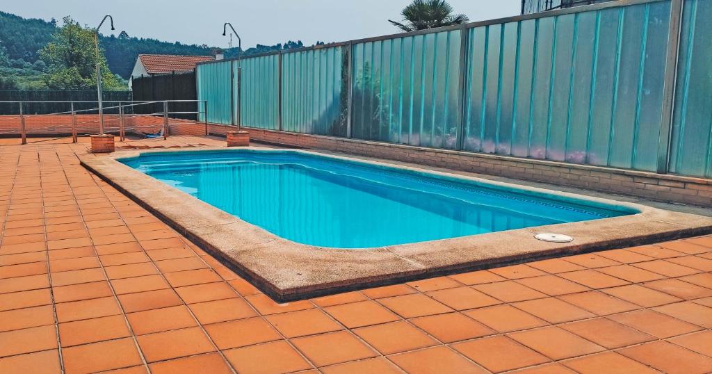 - une piscine sur une terrasse carrelée avec une clôture dans l'établissement Apartamento Piscina y Playa, à San Juan de la Arena